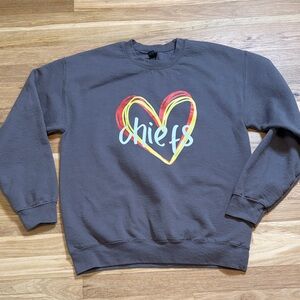 Gildan Heavy Blend Gray Heart CHIEFS Graphic Crewneck Sweatshirt M